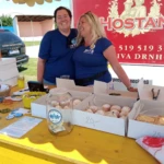 Naše předsedkyně Jana Svobodová s Hankou Taupp a Hančinými výbornými koláčky.